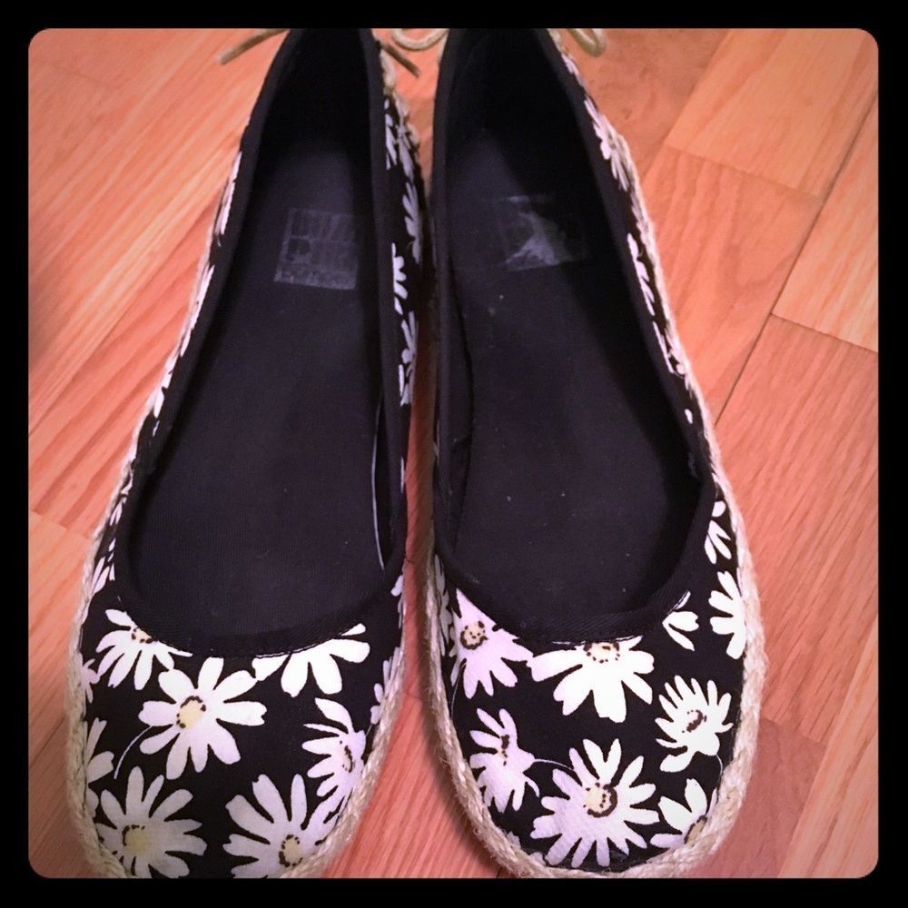 Bumper Daisy shoes.  Very cute on. Size 7.5